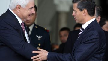 El presidente de Panamá, Ricardo Martinelli, izquierda, recibe a su homólogo de México, Enrique Peña Nieto en el Palacio de las Garzas.