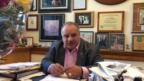 Luis Quintana deberá hacerse cargo de la alcaldía luego de que Cory Booker fuera electo al Senado federal.
