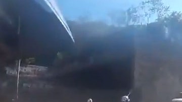 Miembros del grupo rodearon el vehículo de Alexian Lien y le rompieron los cristales.