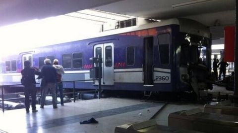 Por el momento no se han registrado víctimas mortales en el accidente, pero hay cinco heridos de gravedad.