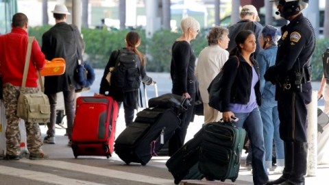 Policías en el Aeropuerto Internacional de Los Ángeles continúan sus patrullas tras la detención de un mozo de equipajes en conexión con un par de explosiones.
