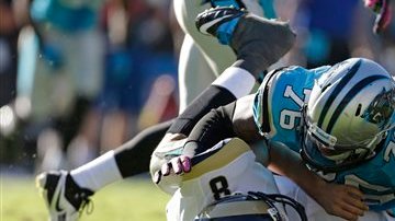 Sam Bradford (8) tuvo una lesión en la rodilla izquierda casi al final del encuentro.