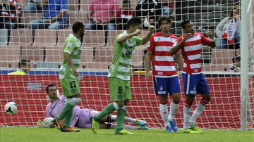 Los jugadores del Getafe celebran el primer gol ante el Granada en el encuentro de Liga que ambos equipos disputaron en el estadio Nuevo Los Cármenes de la ciudad andaluza y que terminó 0-2 con lo que el Getafe logra su cuarta victoria consecutiva. EFE