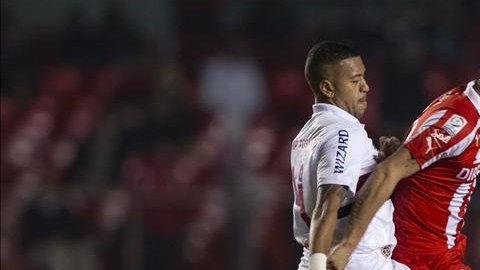 El actual campeón del torneo, el Sao Paulo, llegó directamente a esta instancia sin hacer escalas pero su aterrizaje en el partido de ida derivó en un preocupante 1-1 en su cancha lo que le obliga el miércoles, en su visita a Universidad de Chile empatar 2-2 o más. EFE/Archivo