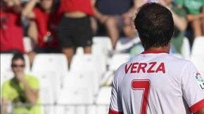 El centrocampista del Almería José Antonio García Rabasco, "Verza" (i), junto a su compañero, el delantero Rodrigo Ríos, "Rodri" (d), durante el partido de la novena jornada de la Liga de Primera División que ambos equipos disputaron en el estadio de los Juegos Mediterráneos de Almería. EFE