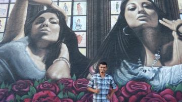 El pintor Levi Ponce, natural de Pacoima, ante su mural 'El vecindario', que terminó en febrero de 2013.
