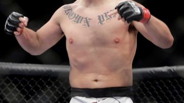 El mexicoamericano Caín Velásquez derrotó anoche al brasileño Junior dos Santos para retener el título mundial de  pesos pesados de la UFC.