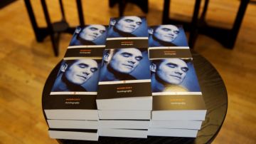 Copias del libro  'Autobiography' de Morrissey.