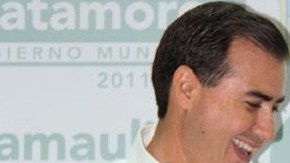 La niña Paloma Marlene Noyola Bueno recibe como reconocimiento una laptop con banda ancha móvil.