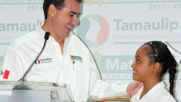 La niña Paloma Marlene Noyola Bueno recibe como reconocimiento una laptop con banda ancha móvil.