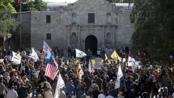 La manifestación tenía por objeto llamar la atención sobre un derecho que los texanos tienen ya, el de portar armas largas en público siempre y cuando no lo hagan de manera amenazante.