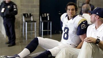 Sam Bradford fue sacado en el carrito desde el campo de juego el domingo ante las Panteras de Carolina.