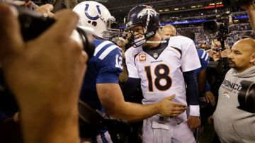 El ex mariscal de campo de los Colts, Peyton Manning (18) tuvo un cálido recimibiento en Indianápolis.