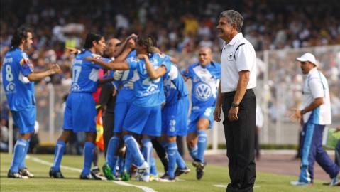 El entrenador de Tigres, Ricardo Ferreti (d), muestra su decepción tras una anotación en el estadio Olímpico Universitario de Ciudad de México. EFE/archivo