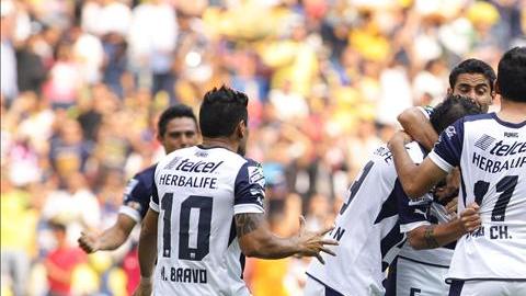 Los jugadores de Pumas celebran un gol ante América. EFE/Archivo
