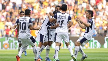 Los jugadores de Pumas celebran un gol ante América. EFE/Archivo