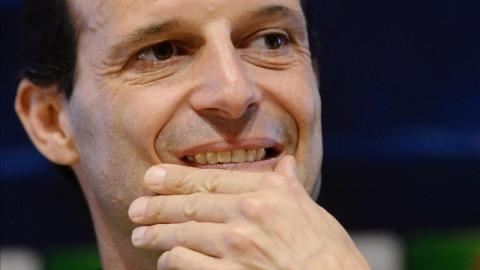 El entrenador del AC Milan, Massimiliano Allegri, ofrece una rueda de prensa en el complejo deportivo de Carnago (Italia). EFE