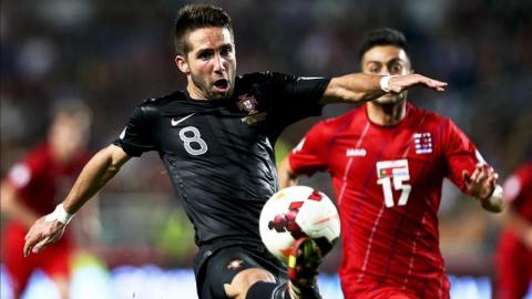 El jugador de Portugal Joao Moutinho (i) disputa un balón con el jugador de Luxemburto Massimo Martino (d) la semana pasada, durante un partido por la clasificación a Brasil 2014 en el estadio Cidade de Coimbra en Coímbra (Portugal). EFE