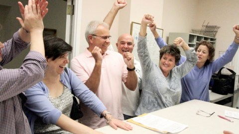 Varias parejas de homosexuales y lesbianas celebran su aplicación para las licencias de matrimonio, en Nueva Jersey.
