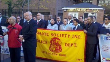 Robert González,  presidente de  NLOA  y Dennis González, presidente de la Sociedad Hispana de NYPD, consideran que hay varios latinos calificados para la posición.