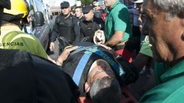 Rescatistas trasladan el sábado a un herido a un centro asistencial  en Buenos Aires donde recibió atención médica.
