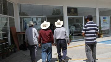 Víctimas de secuestro llegan al juzgado en Izúcar, Puebla, para formular la denuncia pertinente.