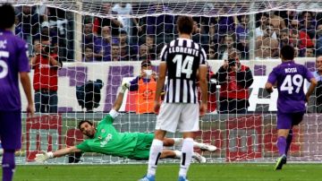 Giuseppe Rossi (der.) marca un gol para Fiorentina, en su triunfo 4-2 sobre el campeón Juventus.