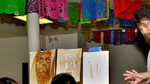 Miguel Ángel emplea pinceles para disolver el café soluble y hacer sus obras.