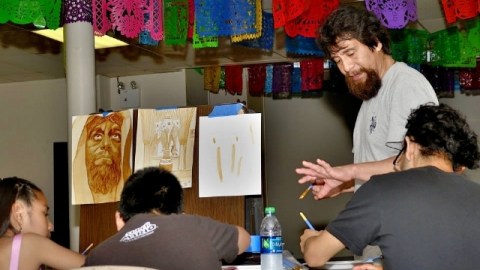 Miguel Ángel emplea pinceles para disolver el café soluble y hacer sus obras.