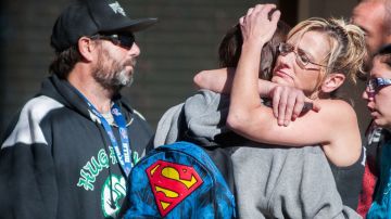 Padres consuelan a sus hijos luego de terminada la pesadilla que vivieron por la balacera registrada en la Escuela Secundaria Spark, en Nevada.