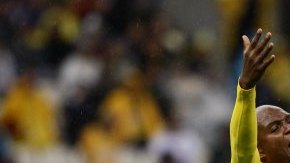 El jugador de América de México Aquivaldo Mosquera discute una jugada