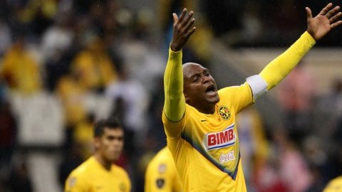 El jugador de América de México Aquivaldo Mosquera discute una jugada