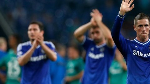 El delantero español Fernando Torres celebra el triunfo de su equipo en Champions
