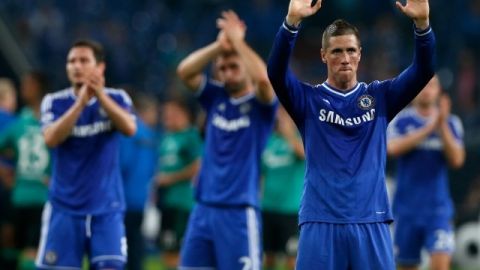 El delantero español Fernando Torres celebra el triunfo de su equipo en Champions