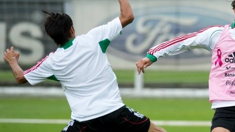 El delantero de Chivas, Aldo de Nigris, es uno de los jugadores que ya reportó con la selección mexicana