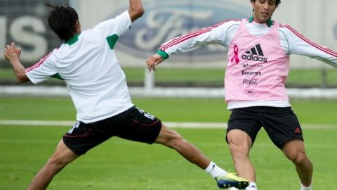 El delantero de Chivas, Aldo de Nigris, es uno de los jugadores que ya reportó con la selección mexicana