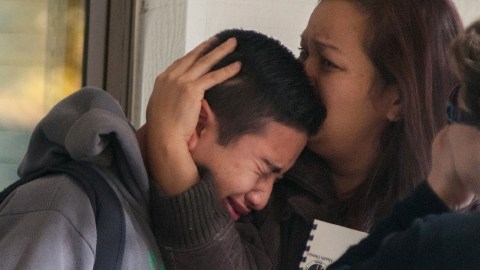 Un estudiante de la escuela intermedia Sparks llora y es consolado al salir de una escuela cercana a donde fueron evacuados luego del tiroteo.