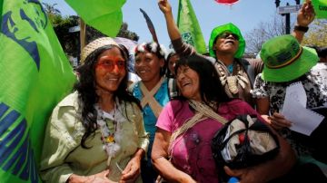 Indígenas Huaorani,  participan en una marcha en Quito, Ecuador.