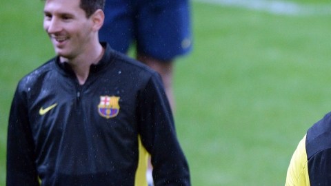 Leo Messi (i) y el brasileño Neymar (d) listos para 'romperla' ante el Milan.
