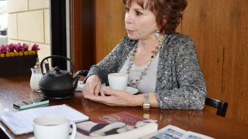 La escritora de 71 años dirige la Fundación Isabel Allende y trabaja para "empoderar a mujeres y niñas inmigrantes".
