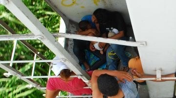 Migrantes usan a "La Bestia" para transportarse en su paso por México, y sufren extorsiones y maltratos.