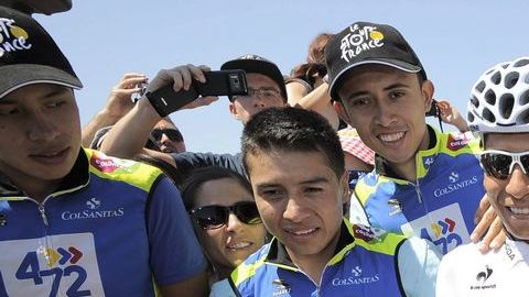 Nairo Quintana posa con fans del equipo Movistar en Annecy-Semnoz.