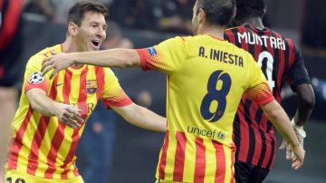 Leo Messi (i) celebra su gol con  Andrés Iniesta (d).  Barcelona vio frenada su racha de éxitos al igualar 1-1 en casa del Milan.