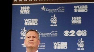 Los candidatos a la alcaldía de Nueva York Bill de Blasio (izquierda) y Joe Lhota, protagonizaron un encendido duelo.