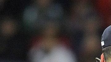 Nieves habla en la lomita con el pitcher Clay Buchholz.