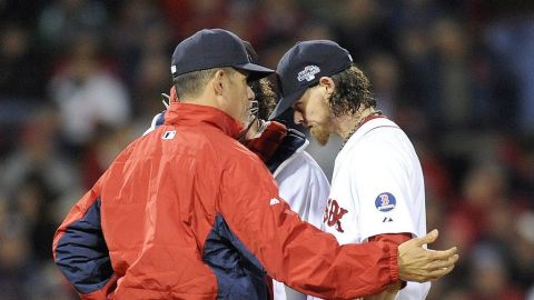 Nieves habla en la lomita con el pitcher Clay Buchholz.