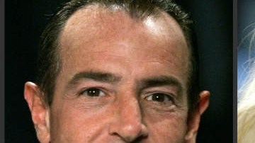 El padre de Lindsay Lohan (izqda) defiende a su hija, que a finales de julio completó la rehabilitación que le había ordenado una corte.