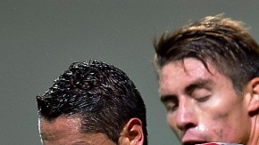 El jugador del Toluca, Carlos Esquivel (izq.), protege el balón ante la acometida de un integrante del Comunicaciones de Guatemala en el juego de ayer.