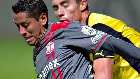 El jugador del Toluca, Carlos Esquivel (izq.), protege el balón ante la acometida de un integrante del Comunicaciones de Guatemala en el juego de ayer.