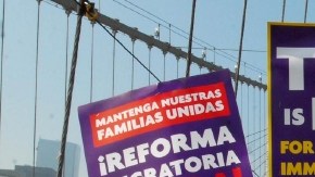 Manifestantes participan de una marcha pro inmigrante sobre el puente de Brooklyn, en Nueva York.